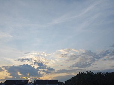 Renkli şafak vakti gökyüzüne bakıyorum..  