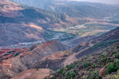 Dongchuan 'ın güzel, dağlık tarım arazileri..