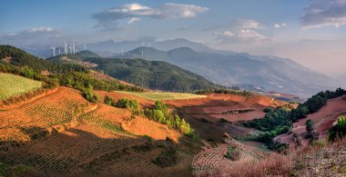 Dongchuan 'ın güzel, dağlık tarım arazileri..
