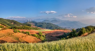 Dongchuan 'ın güzel, dağlık tarım arazileri..