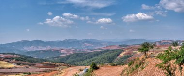 Dongchuan 'ın güzel, dağlık tarım arazileri..