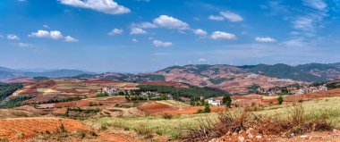 Dongchuan 'ın güzel, dağlık tarım arazileri..