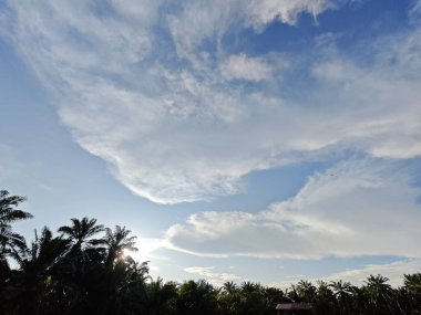 Güzel öğleden sonra mavi gökyüzüne bakıyorum..