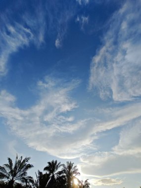 Güzel öğleden sonra mavi gökyüzüne bakıyorum..