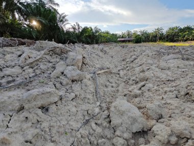 Boş topraklarda gündüz vakti mavi gökyüzü.