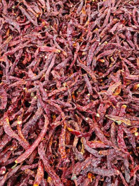 Çeşitli boyutlarda taze kurutulmuş biber yığını..