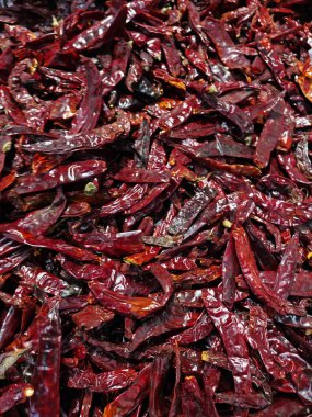 Çeşitli boyutlarda taze kurutulmuş biber yığını..