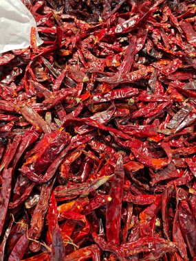 Çeşitli boyutlarda taze kurutulmuş biber yığını..