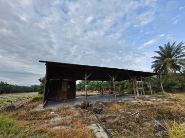 Terk edilmiş ve ihmal edilmiş boş topraklardaki ahşap barakada mavi sabah gökyüzü.  
