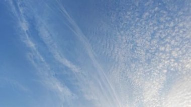 Güzel bulutlu sabah mavi gökyüzüne bakıyorum..