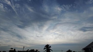 Güzel bulutlu sabah mavi gökyüzüne bakıyorum..