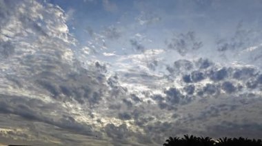 Yeni bir günün şafağında yukarılara bakıyorum.. 