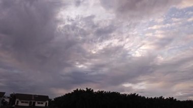 Kasvetli, kabarık bulutlu gökyüzüne bakıyorum..  