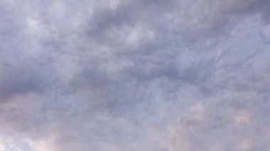 Kasvetli, kabarık bulutlu gökyüzüne bakıyorum..  