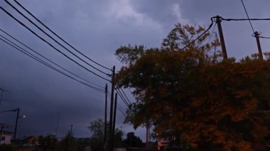 Kasvetli ve karanlık fırtınalı bir sabah gökyüzü manzarası yerleşim bölgesinde. 