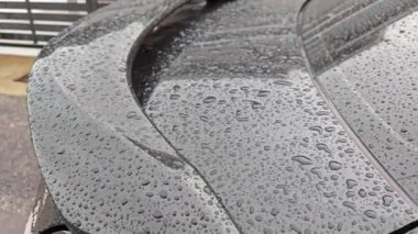 Sabahın erken saatlerinde arabanın yüzeyinde çiy damlası var..