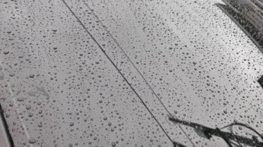 Sabahın erken saatlerinde arabanın yüzeyinde çiy damlası var..