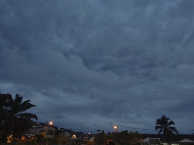 Yeni bir günün şafağında yükseğe bakıyorum.. 