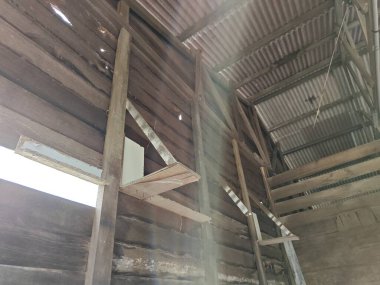 Harap olmuş ahşap evin etrafındaki görüntüler tarım arazisine giden yolda terk edilmiş bir barakaya dönüştü..