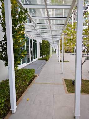 Georgetown,Penang. Ağustos 2024: Batu Ferringhi Konutu 2 'nin Batu Ferringhi bölgesindeki insan yapımı mimari yapı ve bahçe sahnesi.