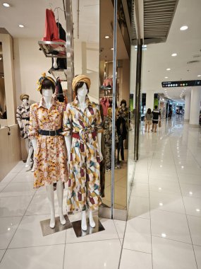 Penang, Malezya. 11 Ağustos 2024: Georgetown 'daki Queen Bay AVM' de, çeşitli marka ve mağazalarda en son moda kıyafetlerini giyen farklı cinsiyet ve boyutlarda mankenler. 