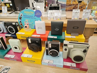 Penang, Malezya. 11 Ağustos 2024: Georgetown 'daki Queen Bay AVM' de satışa sunulan mağazalardan birinde farklı instax kamera modelleri, renkleri ve boyutları.