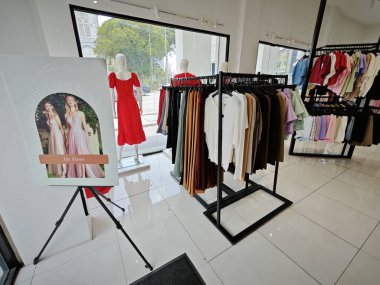 Penang, Malezya. 11 Ağustos 2024: Bebekelefly, Georgetown 'daki Central City mağazalarındaki son moda mankenleri.   