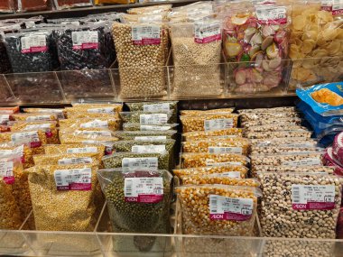 Perak, Malezya. 27 Temmuz 2024: Aeon Sri Manjung Süpermarketindeki alışveriş merkezinde dağıtılmak ve satılmak üzere raflarda bulunan plastik taneciklerin çeşitliliği.