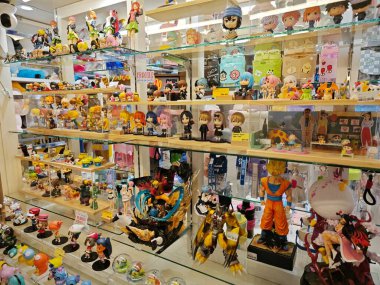 Penang, Malezya. 11 Ağustos 2024: Georgetown 'daki Queen Bay Mall' da satılık fiyat etiketli çeşitli Japon animasyon oyuncakları cam raflarda sergileniyor.