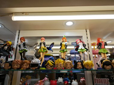 Penang, Malezya. 11 Ağustos 2024: Georgetown 'daki Queen Bay Mall' da satılık fiyat etiketli çeşitli Japon animasyon oyuncakları cam raflarda sergileniyor.