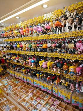 Penang, Malezya. 11 Ağustos 2024: Georgetown 'daki Queen Bay Mall' da satılık plastik torbalara sarılı çeşitli plastik oyuncak anahtarlıklar raflarda sergileniyor.
