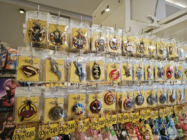 Penang, Malezya. 11 Ağustos 2024: Georgetown 'daki Queen Bay Mall' da satılık plastik torbalara sarılı çeşitli plastik oyuncak anahtarlıklar raflarda sergileniyor.