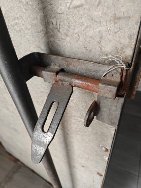 Eski paslı kaynak kapısı kilidi..