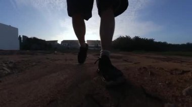 Taşlı ya da kayalık yol boyunca yürüme hareketi.