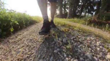 Taşlı ya da kayalık yol boyunca yürüme hareketi.