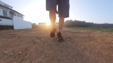Taşlı ya da kayalık yol boyunca yürüme hareketi.