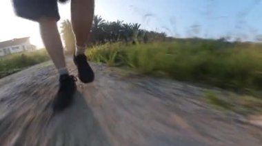 Taşlı ya da kayalık yol boyunca yürüme hareketi.