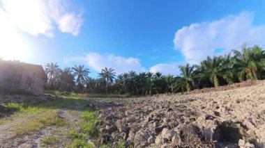 Gündüz vakti aydınlık gökyüzünün hızlandırılmış görüntüsü.        