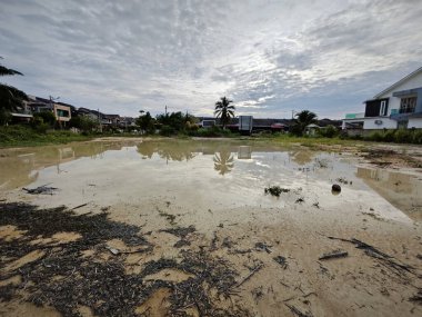 Açık hava bataklık birikintisi olan bir yerleşim yeri..