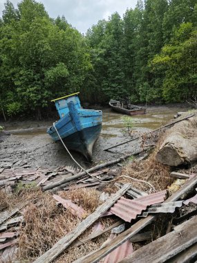 Kömür fabrikasının dışındaki kurumuş ya da gelgit nehrinin etrafındaki ahşap kaplama..