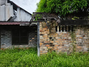 Kömür fabrikasının dışındaki açık arazinin çevresindeki çevre manzarası.   