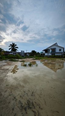 Durgun su birikintisi olan bir yerleşim bölgesi..