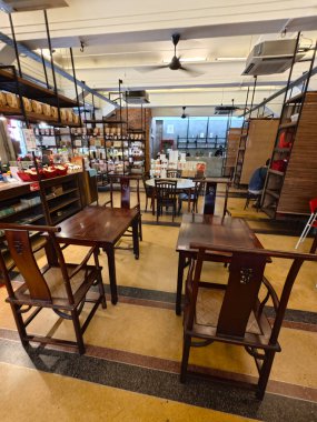 Perak, Malezya. 7 Eylül 2024: Çin Mor Çubuk Çay Evi, Ipoh 'ta geleneksel Çin mayalanmış çay ve yemek servisi yapan ve satan Eski Çin Kafe' nin iç mekanı.