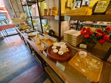 Perak, Malezya. 7 Eylül 2024: Çin Mor Çubuk Çay Evi, Ipoh 'ta geleneksel Çin mayalanmış çay ve yemek servisi yapan ve satan Eski Çin Kafe' nin iç mekanı.