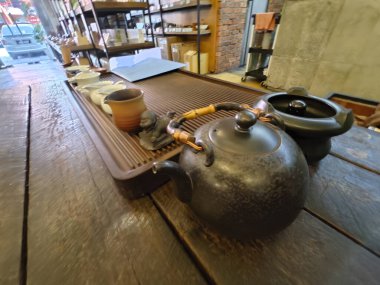 Perak, Malezya. 7 Eylül 2024: Çin Mor Çubuk Çay Evi, Ipoh 'ta geleneksel Çin mayalanmış çay ve yemek servisi yapan ve satan Eski Çin Kafe' nin iç mekanı.