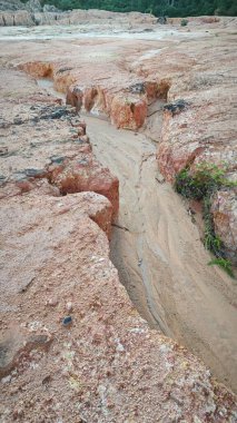 Ormanların tahrip edilmesi ve toprak madenciliği nedeniyle terk edilmiş boş arazinin çevresindeki panoramik manzara.