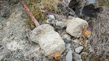 Çökmüş ya da paslı metal direği sökmüş. Çiftlikteki zemine beton temel atmış..