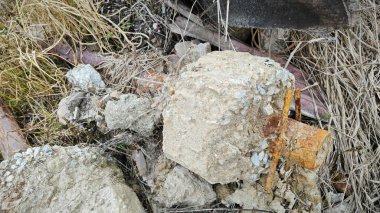 Çökmüş ya da paslı metal direği sökmüş. Çiftlikteki zemine beton temel atmış..