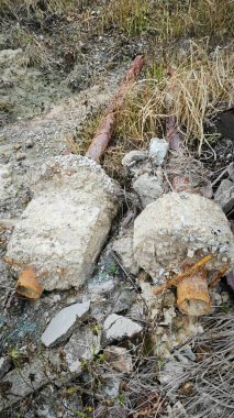 Çökmüş ya da paslı metal direği sökmüş. Çiftlikteki zemine beton temel atmış..