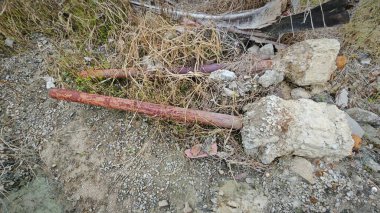 Çökmüş ya da paslı metal direği sökmüş. Çiftlikteki zemine beton temel atmış..